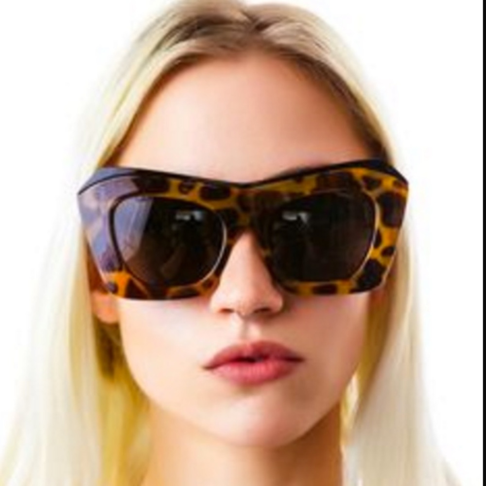 Le Specs “The Villain” sunglasses in tortoise